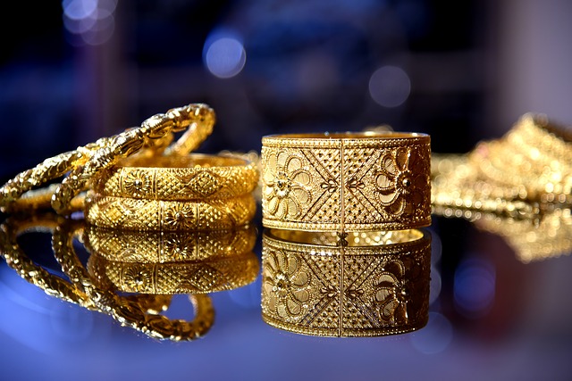 What is a Gold Loan, How to avail and What are the benefits